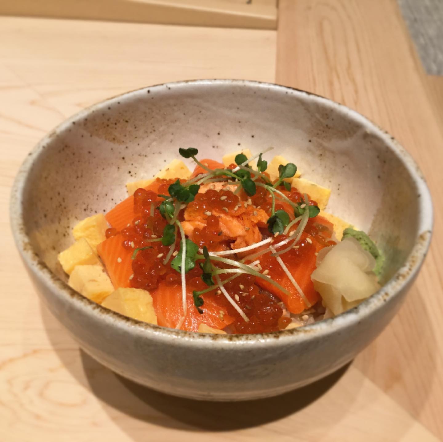 意気な寿し処阿部青山店ランチについに新メニュー登場です！！
サーモンとイクラの親子丼です！！
イクラサーモンの相性は抜群！！
赤酢のシャリのインパクトで最高の一品です！！