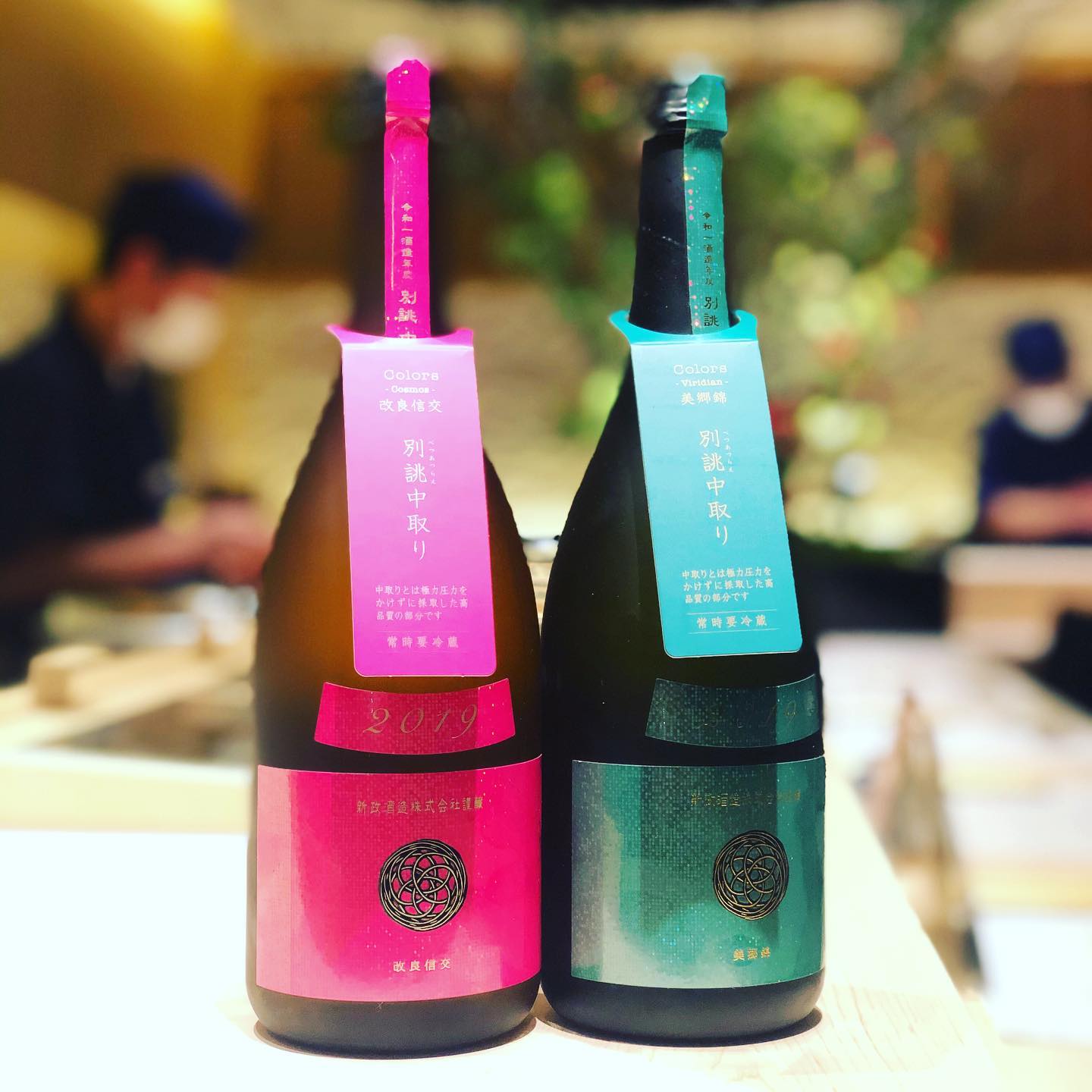 意気な寿し処阿部青山店では日本酒の四合瓶での提供もおすすめしております。

日本酒は開栓したての状態の風味がとても華やかなので、個人的にも四合瓶で飲むのが好きですね。

年末に向けて大事な方とのお食事にぜひご利用下さい。