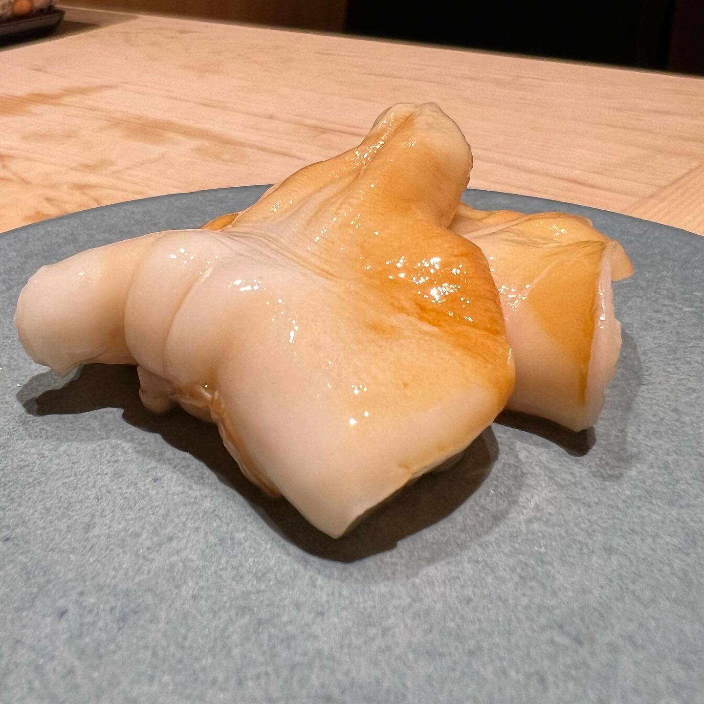 石垣貝。

夏の時期だけあがる貝です。

肉厚でクセが少なく甘味があるのが特徴です。