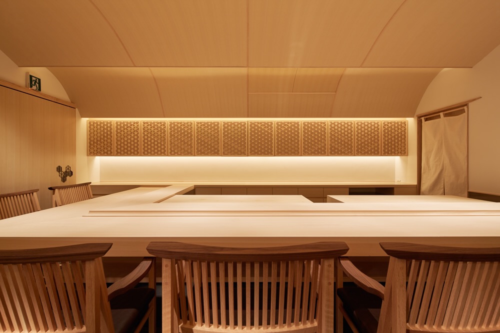 鮨六式 カウンター増席のお知らせ‍♀️

意気な寿し処阿部のラグジュアリーブランド「鮨六式」は、2015年、六本木の地にて開店いたしました。
おかげさまで開店から十年を迎えた現在も、二年以上先までご予約をいただく日々が続いております。
このたび、より多くのお客様に鮨六式の一席をお届けしたく、カウンターの増席を行いました。
皆さまのご来店を心よりお待ち申し上げております。

@sushi.rokushiki